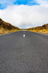 长而窄的道路风光图片