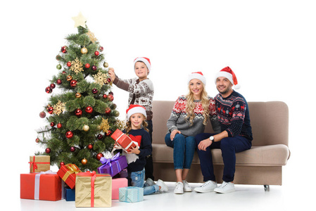 幸福家庭与孩子在圣诞树附近与礼物, 被隔绝在白色