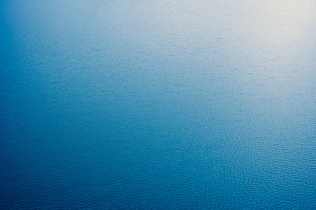 抽象的蓝色水海为背景或纹理.海水与海浪模糊光照片