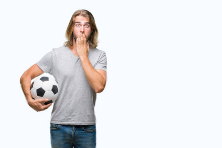 长头发的年轻英俊的人在被隔绝的背景举行橄榄球球盖子用手震惊以羞愧为错误, 表示恐惧, 害怕在沈默, 秘密概念