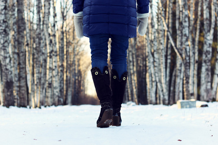 女人走回公园冬天雪