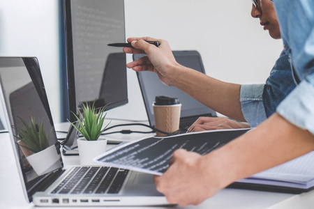 源讯公司程序员合作开发编程和网站工作在软件开发公司办公室, 编写