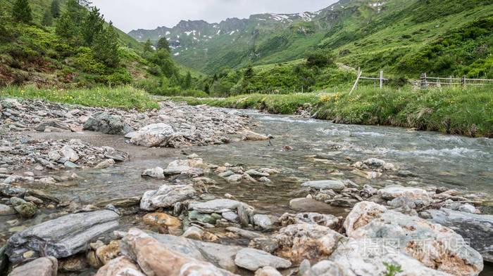 奥地利 Riedingtal Zederhaus Natur 公园的山溪