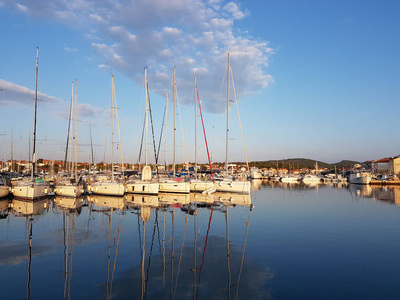 住宿地区克罗地亚 Jezera 的游艇码头全景。船停泊在一个安静的捕鱼镇的港口, 在晴朗, 晴朗的一天。旅游海运业务。海上休息