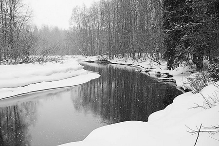河和雪场, 在全景风景的冬天薄雾