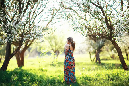 在春天盛开的公园, 苹果开花年轻美丽的妇女的肖像