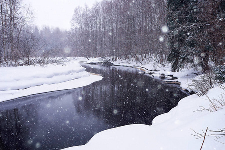 河和雪场, 在全景风景的冬天薄雾