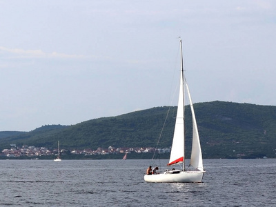 一艘小型帆船的日间帆船航行与三游艇沿克罗地亚海岸航行。在阳光明媚的夏日, 水上的运动和夏日的假期。迷人的生活方式