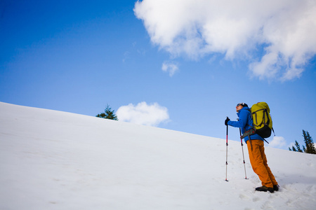 登山行走在雪坡上