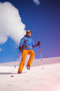 登山行走在雪坡上