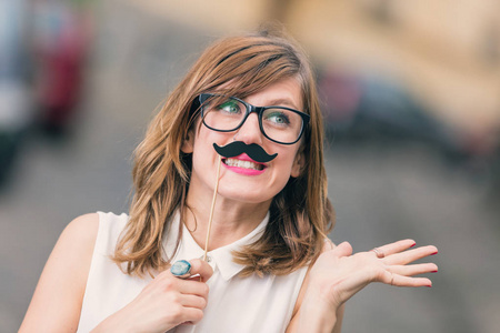 假装是一个有胡子的男人的笑脸女孩照片