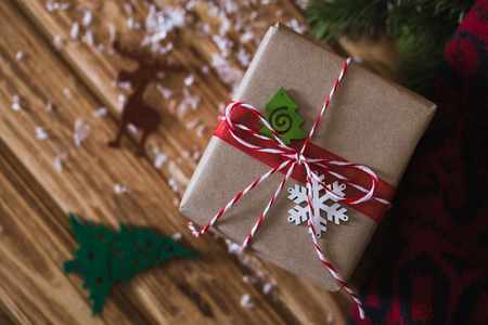圣诞礼品盒与冷杉的枝条上木制的背景