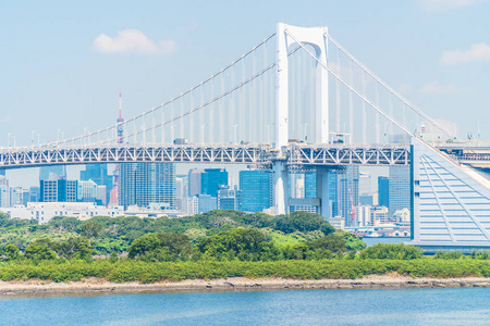 日本美丽的建筑景观与彩虹桥的东京城市