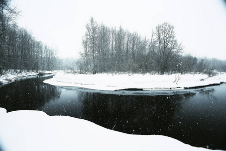 河和雪场, 在全景风景的冬天薄雾