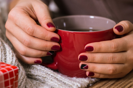 捧红杯茶的红指甲的女人