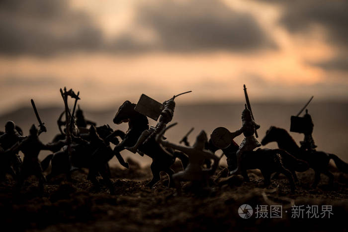 中世纪战斗场面与骑兵和步兵.人物剪影作为单独的对象, 战斗之间的勇