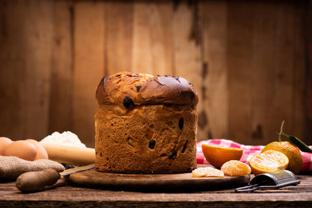 在木桌上的意大利圣诞蛋糕。自制 Panettone