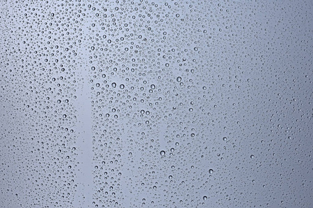 灰色湿背景, 窗玻璃上的雨滴, 秋季天气的概念