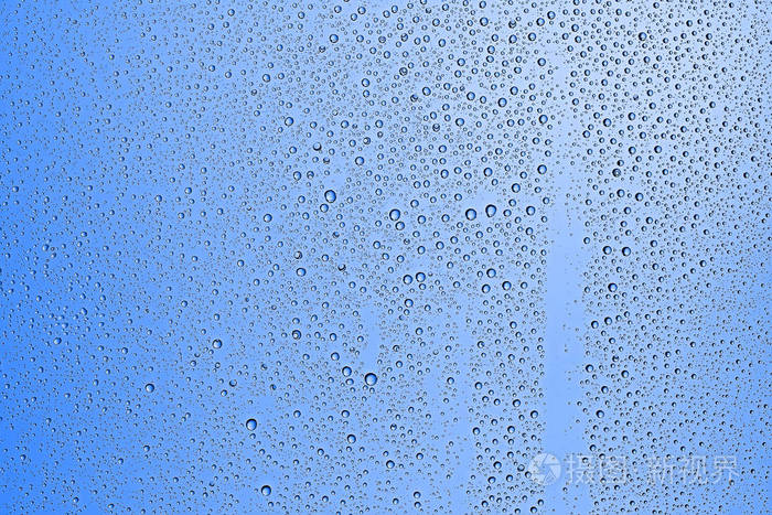 蓝色湿背景, 窗玻璃上的雨滴, 秋季天气的概念