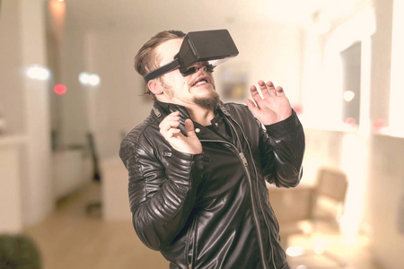 害怕的人戴着 Vr 眼镜在家里玩虚拟现实仿真