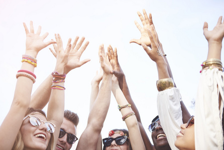 欢呼的非洲人图片