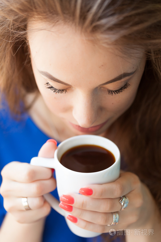 美丽的女人喝咖啡