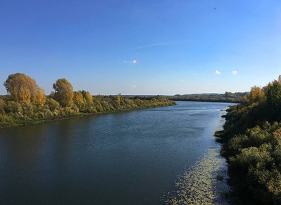 秋天的蓝天下美丽的河流