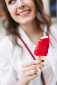 在夏天吃冰淇淋的女孩的户外特写肖像