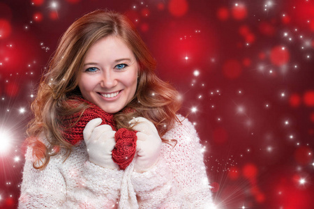 一个可爱的女孩的肖像圣诞节的红色围巾, 特写