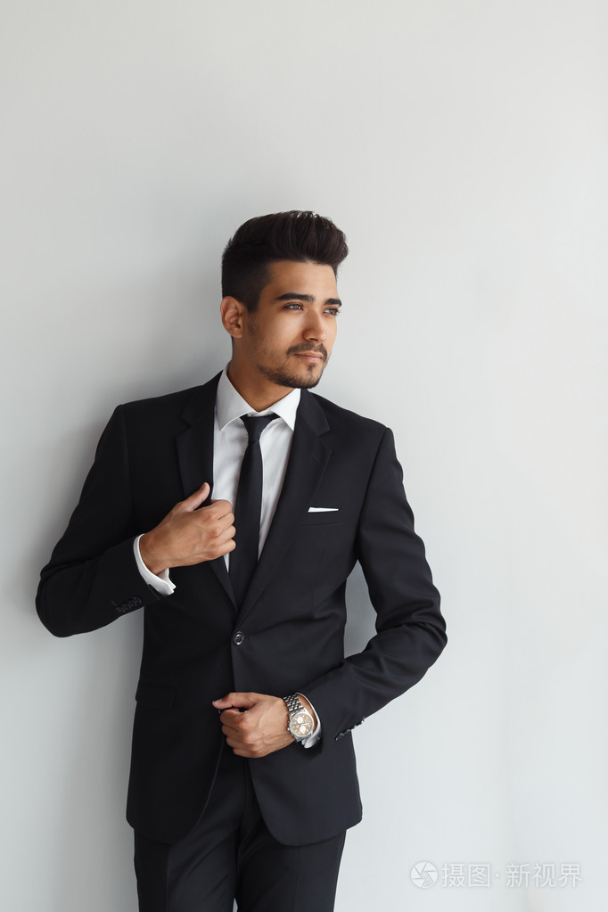 优雅时尚年轻英俊穿着西装的男人.工作室时尚肖像