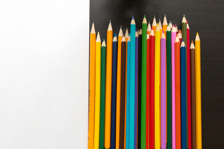 彩色的铅笔和纸