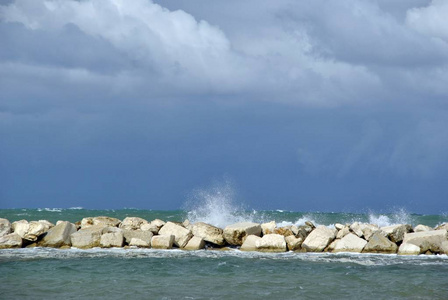 海上有风的天, 波浪对岩石