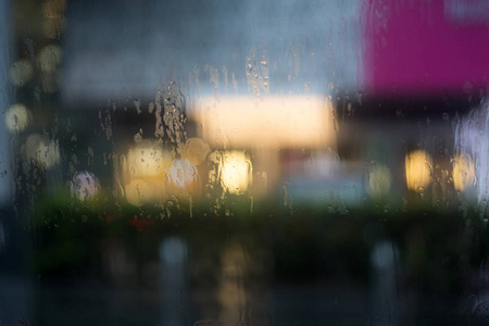 雨点在雨中的夜晚