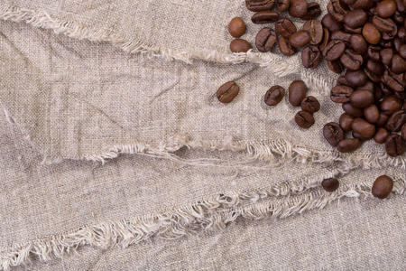 在粗麻布织物上的咖啡豆