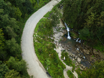 壮观的空中风景到路与山和瀑布从上面捕获, 喀尔巴阡山山脉