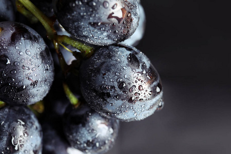 一堆新鲜成熟的多汁葡萄作为背景。特写视图