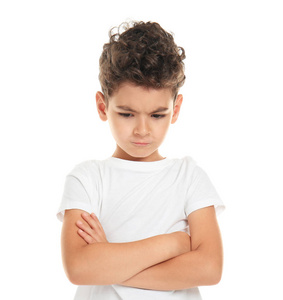 恼怒与某人在黄色背景下可爱的卡通生气的男孩特征向量非常生气的