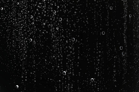 黑色湿背景, 窗玻璃上的雨滴, 秋季天气的概念