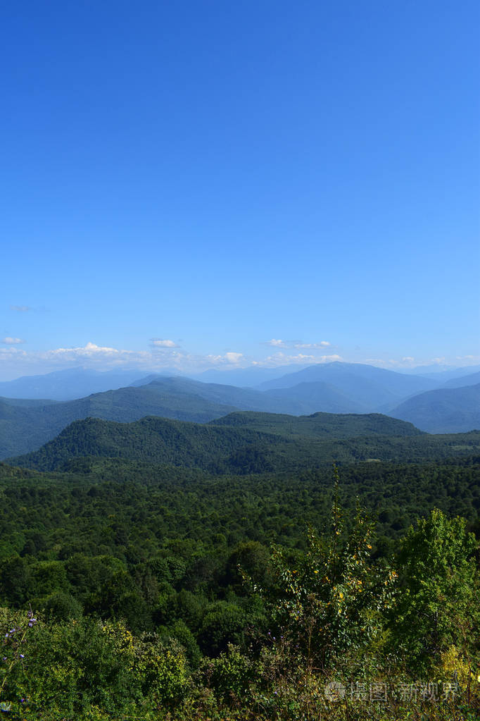 青山和蓝天.美丽的夏季景观与多层丘陵, 雾和森林.主要高加索脊, adyg