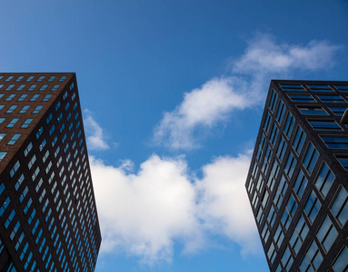 鹿特丹在荷兰。低角度玻璃摩天大楼对蓝天, 背景