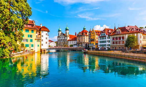 瑞士卢塞恩老城中世纪建筑风景秀丽的夏日空中全景
