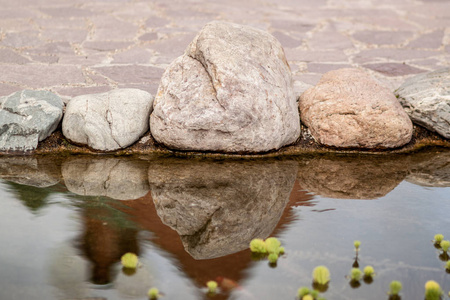 反映在水中的石头