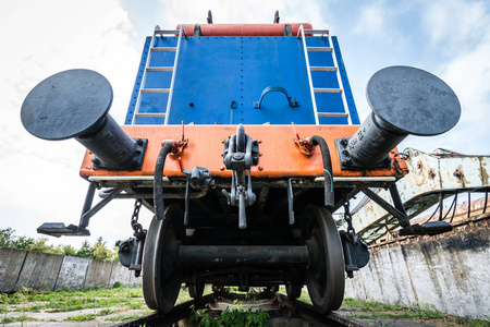 列车的公墓在侧面轨道上关闭旧的废弃复古列车车的图像照片