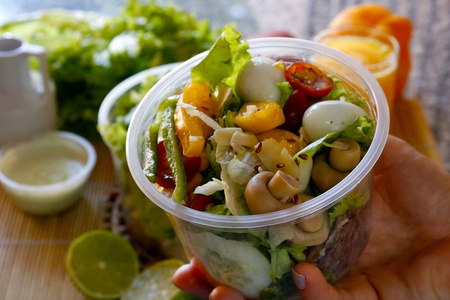 新鲜蔬菜沙拉在一个开放的塑料碗包装