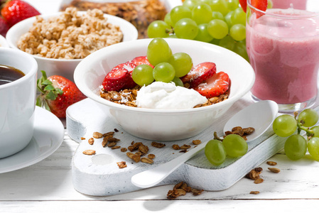美味和健康的早餐与水果, 燕麦和奶昔在白色表, 水平