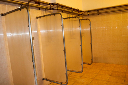 工厂工人更衣室的淋浴房照片