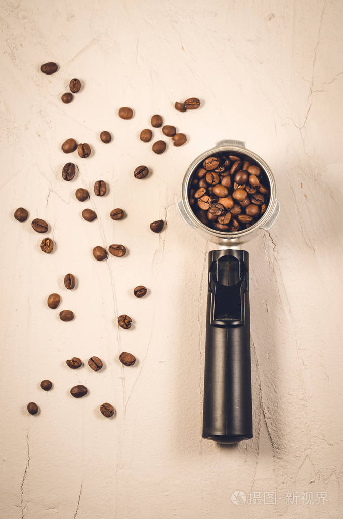 咖啡壶和豆子咖啡壶和豆子在具体背景下的持有人。顶部视图