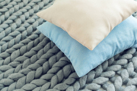 灰色针织巨型格子带枕头