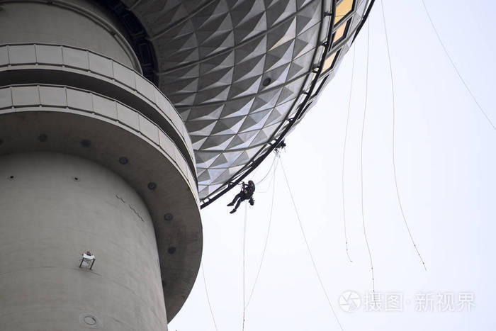 城市攀登或 buildering, 登山者悬挂在著名电视塔在柏林的绳索, 复制空间