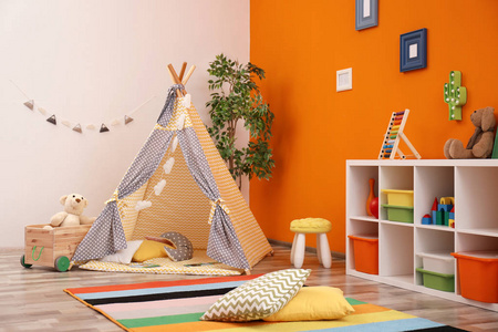 舒适的儿童房室内带游戏帐篷和玩具